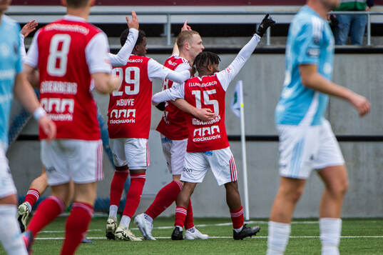 Sandvikens James Joseph Kirby jublar med lagkamrater
