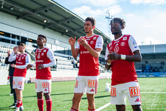 Sandvikens Liam Vabö och Mamadou Kouyate tackar publiken