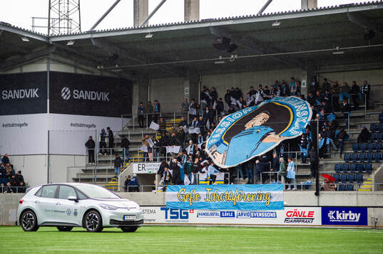 Gefles supportrar med tifo