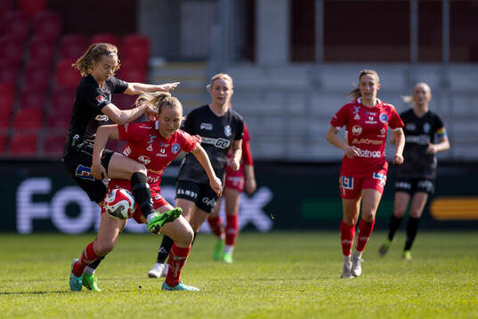 Växjö DFFs Elin Nilsson och Linköpings Noor Hoelsbrekken