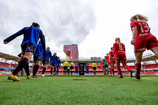 Inmarch före fotbollsmatchen i Damallsvenskan mellan