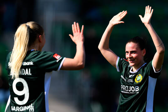 Hammarbys Anna Jøsendal och Smilla Vallotto jublar
