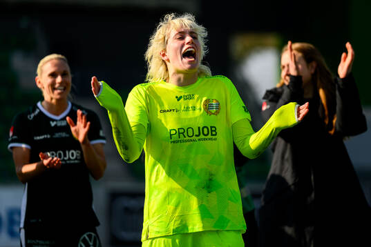 Hammarbys målvakt Moa Edrud jublar