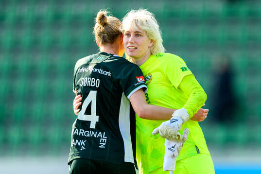 Hammarbys Thea Sørbo och målvakt Moa Edrud