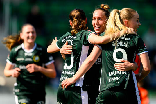 Hammarbys Julia Roddar jublar med lagkamrater