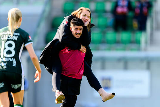 Hammarbys fystränare Jesus Mateo Cortes och målvakt Anna