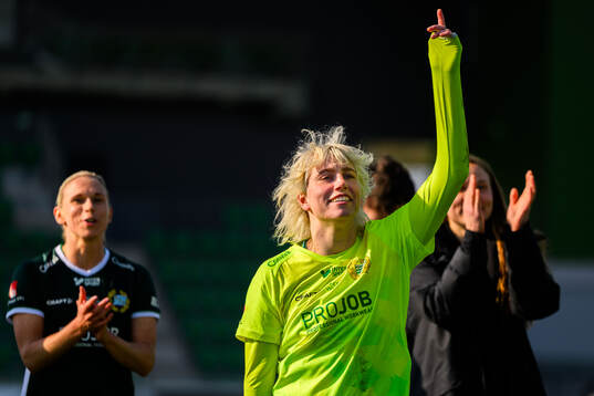 Hammarbys målvakt Moa Edrud jublar
