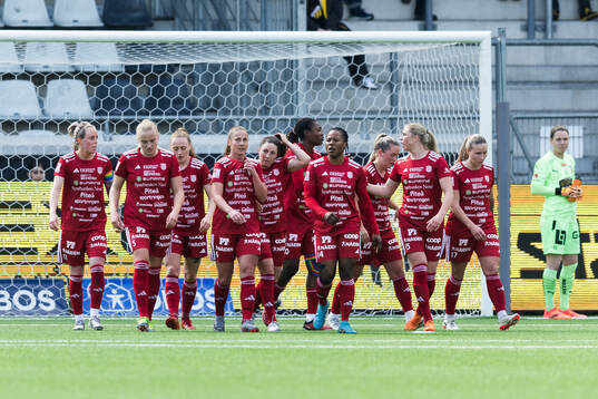 Piteås Josefin Johansson jublar med lagkamrater
