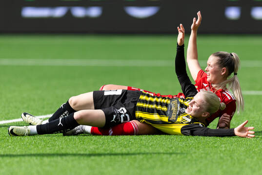 Häckens Anna Sandberg rivs ned av Piteås Ronja Aronsson