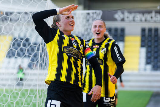 Häckens Filippa Curmark jublar