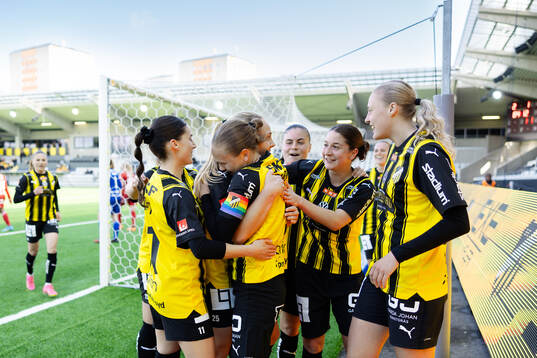 Häckens Filippa Curmark jublar med lagkamrater