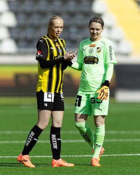 Häckens Lisa Löwing och målvakt Jennifer Falk