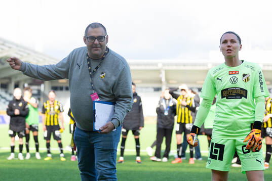 Häckens pressansvarige Andreas Larsson och målvakt