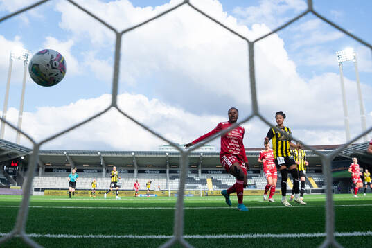 Häckens Anna Sandberg (ej i bild) gör 2-1
