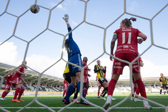 Häckens Filippa Curmark gör 3-1 på Piteås målvakt Moa