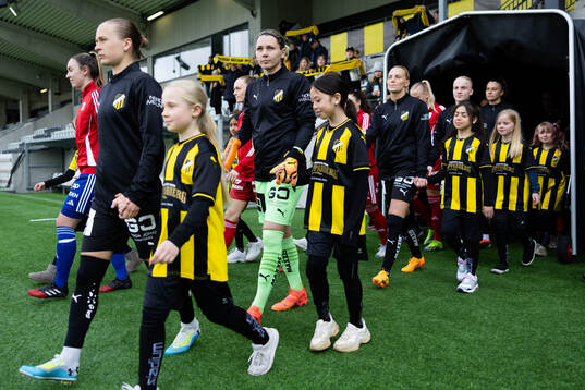Häckens målvakt Jennifer Falk innan fotbollsmatchen i