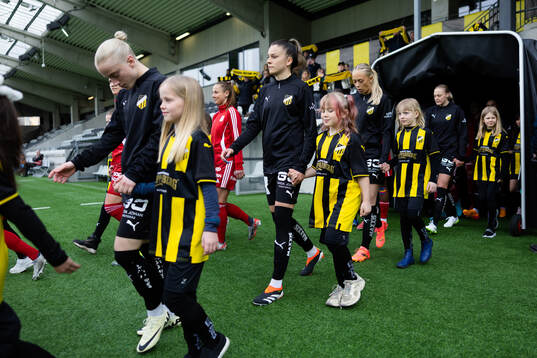 Häckens Anna Csiki innan fotbollsmatchen i Damallsvenskan
