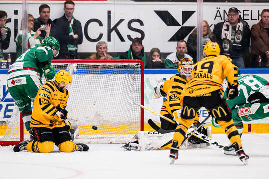 Rögles Anton Bengtsson gör 1-1 på Skellefteås Linus