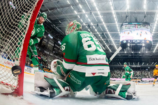 Rögles Ludvig Claesson ser 0-1 målet gå i mål bakom