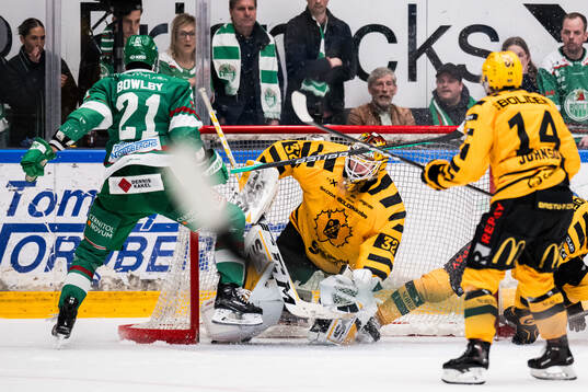 Rögles Henry Bowlby och Skellefteås målvakt Linus