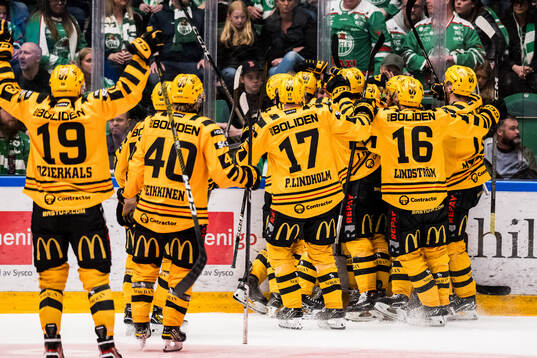 Skellefteås Andreas Johnson jublar med lagkamrater
