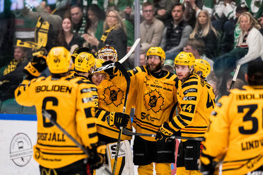 Skellefteås Andreas Johnson jublar med lagkamrater