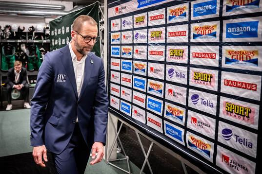 Rögles tränare Roger Hansson lämnar presskonferensen