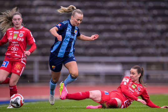 Djurgårdens Tove Almqvist och KIF Örebros Katla Maria