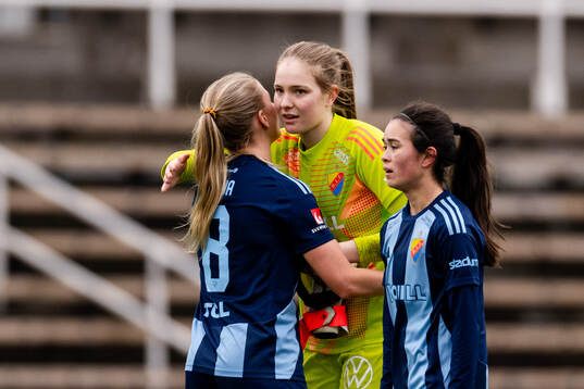 Djurgårdens målvakt Elvira Björklund jublar