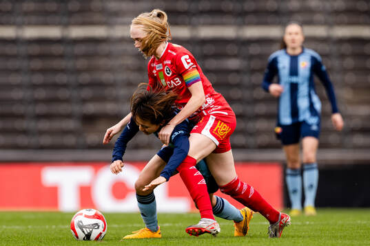 Djurgårdens Shinomi Koyama och KIF Örebros Minea Lassas