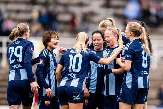 Djurgårdens Therese Åsland jublar med lagkamrater