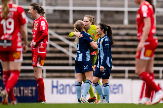 Djurgårdens målvakt Elvira Björklund jublar