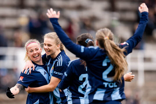 Djurgårdens Therese Åsland jublar med lagkamrater