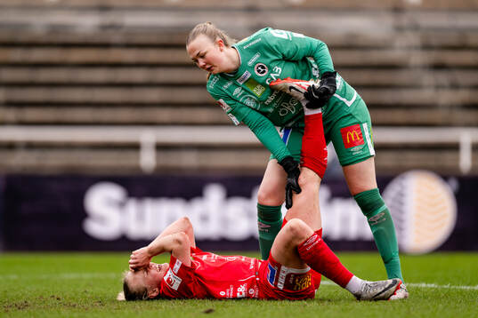 KIF Örebros Molly Johansson har ont och får hjälp av KIF