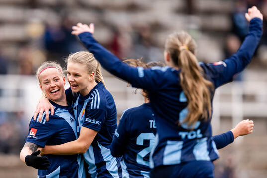 Djurgårdens Therese Åsland jublar med lagkamrater