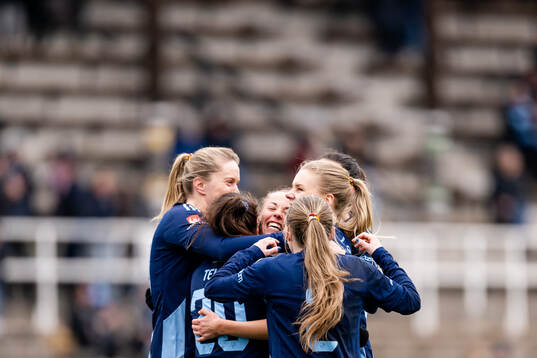 Djurgårdens Therese Åsland jublar med lagkamrater