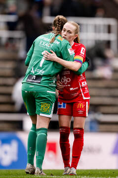 KIF Örebros målvakt Clara Ekstrand och Minea Lassas deppar