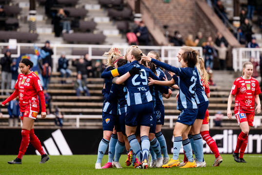 Djurgårdens spelare jublar med Therese Åsland