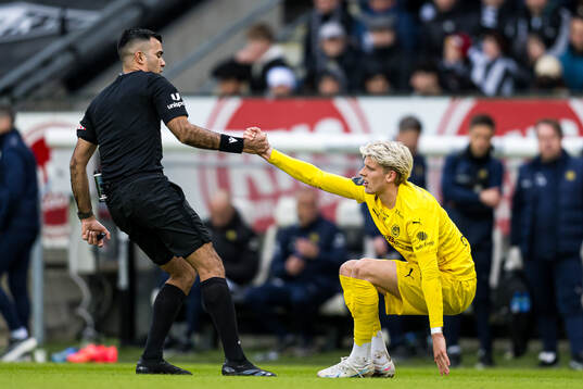 Rohit Saggi, referee, and Albert Grønbæk of Bodø/Glimt