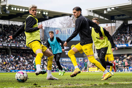 Albert Grønbæk and Nino Zugelj of Bodø/Glimt warms up