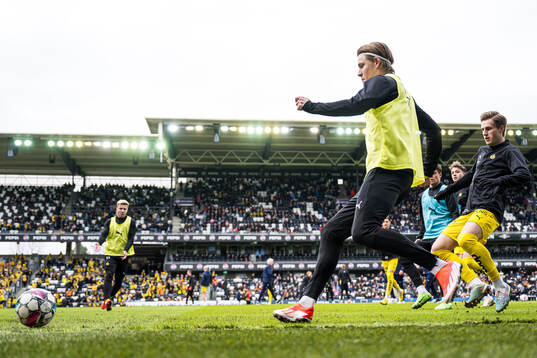 Jens Petter Hauge of Bodø/Glimt warms up