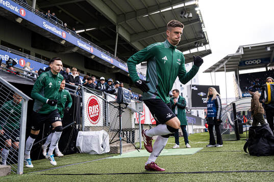 Markus Henriksen of Rosenborg warms up