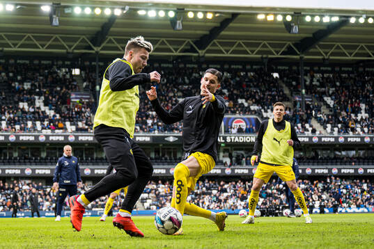 Fredrik Bjørkan and Nino Zugelj of Bodø/Glimt warms up