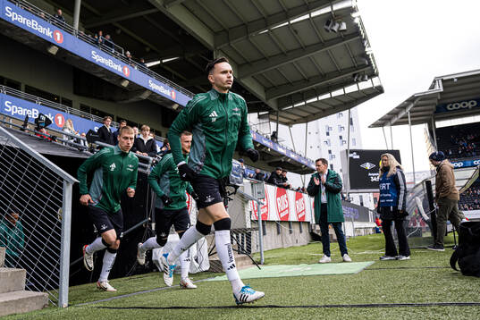 Ole Selnæs of Rosenborg warms up