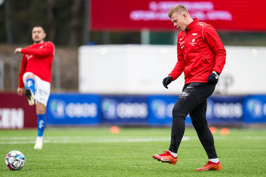 Aune Heggebø of Brann warms up