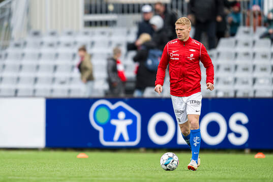 Sivert Heltne Nilsen of Brann warms up