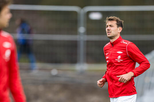 Fredrik Pallesen Knudsen of Brann warms up