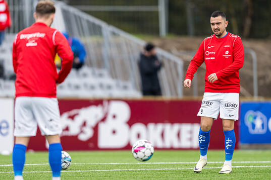 Niklas Castro of Brann warms up