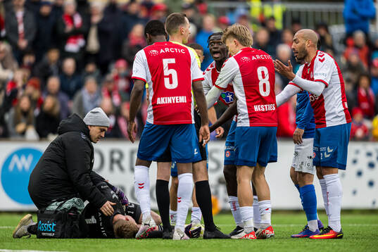 Emil Ødegaard of KFUM and Marius Hansen Grøtta, referee