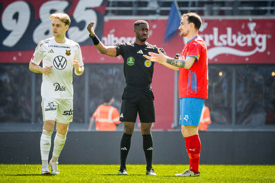 Domare Fredrik Oppong i samtal med Helsingborgs Adam